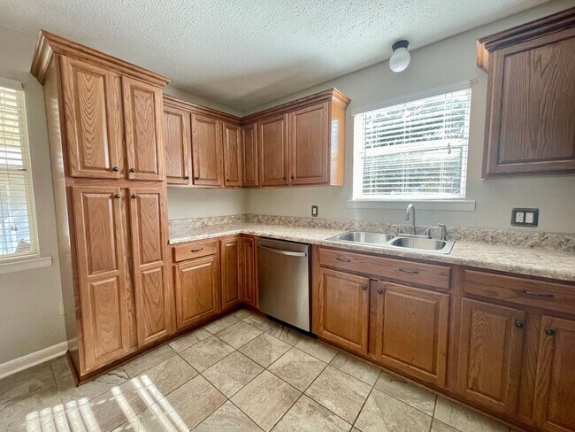 Building Photo - Lovely home east of Athens! Fenced back yard!