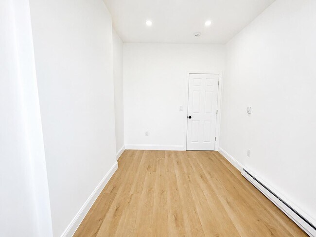 Building Photo - 428 56th St