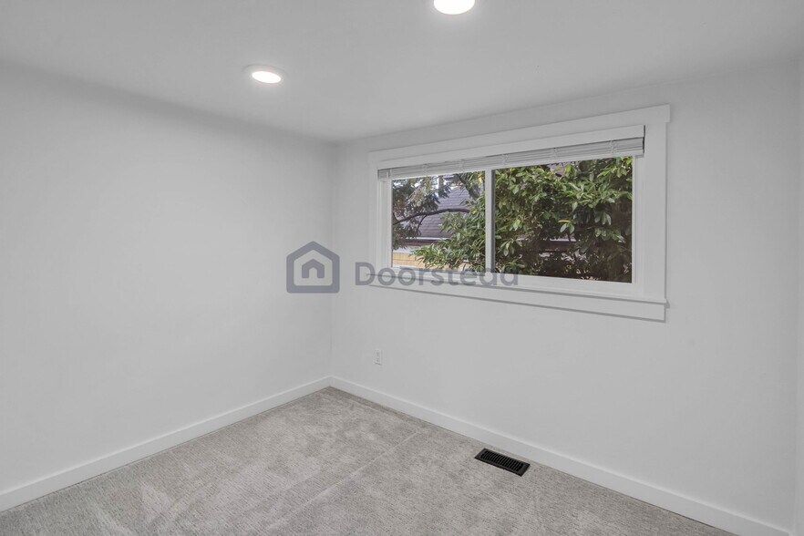 Building Photo - 924 24th Ave S