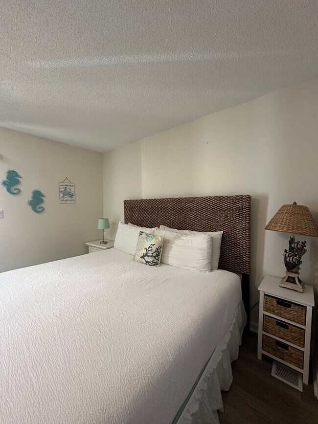 Building Photo - Furnished Townhome within walking distance...