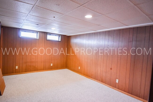 Building Photo - Charming 3 Bedroom, 2.5 Bath Ranch Style H...