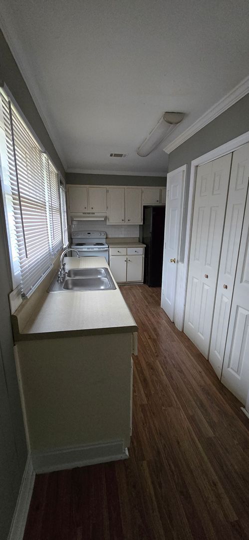 Building Photo - 1613 Cornell Dr