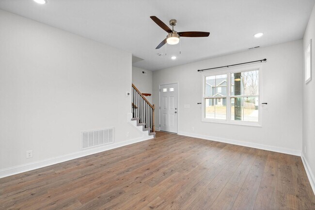 Building Photo - Pet Friendly Three Bedroom!