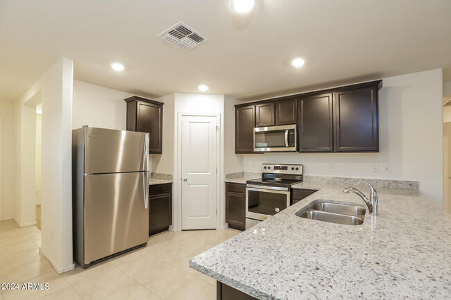 Building Photo - 9068 S 253rd Dr