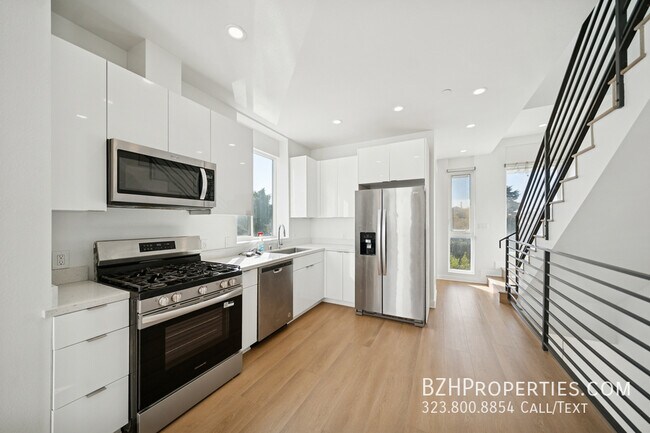 Building Photo - 4523 1/2 St Elmo Dr-