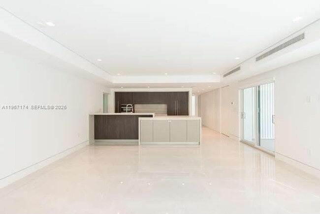 Building Photo - 1325 Bay Dr