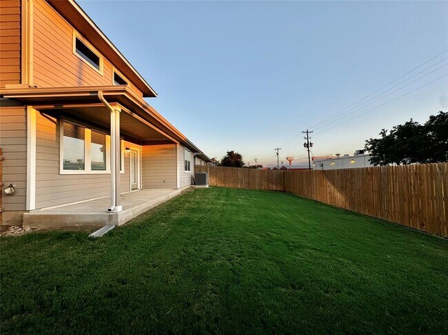 Building Photo - 100 Geminiflora Bend