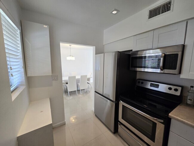 Building Photo - 2-Bed, 2-Bath Miami Condo in HOA Community – Pool, Laundry On-Site