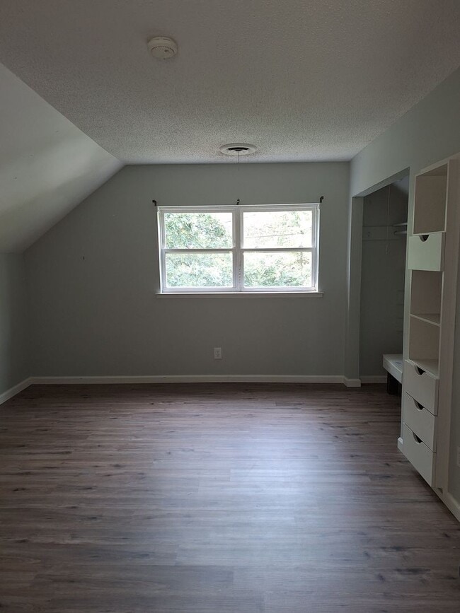 Building Photo - 4 bedroom 2 bathroom House