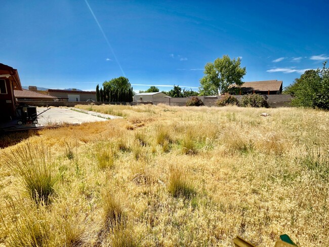 Building Photo - Six Bedroom Home in Bloomington Ranches