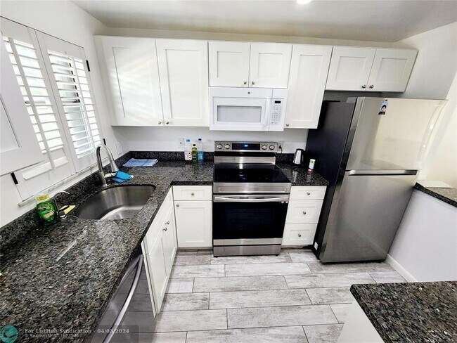 Building Photo - 1638 Embassy Dr