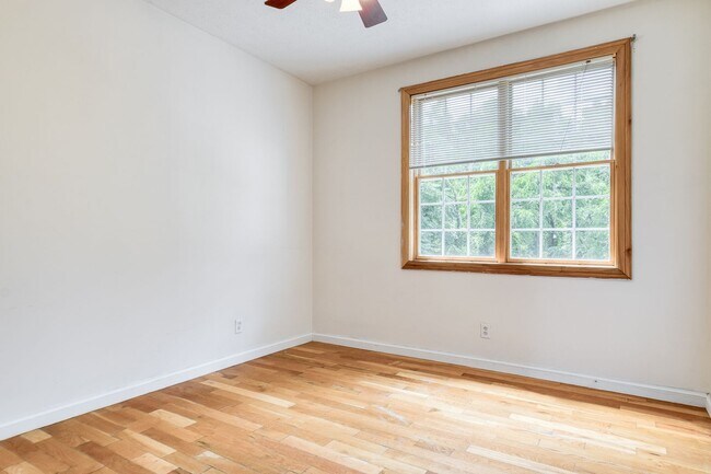 Building Photo - 5 to 8 Bedrooms. Pet Friendly.