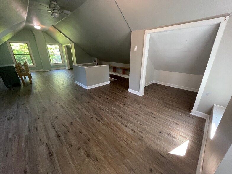 3rd FL 600+ sqft - 210 Mannion Ave