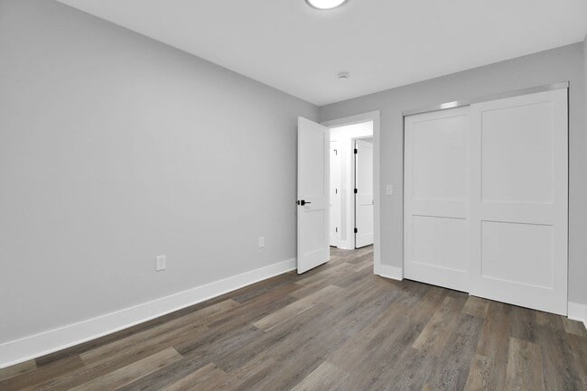 Building Photo - Freshly Renovated Duplex. Upstairs and Downstairs Units Available Now. Schedule a Schedule Today!