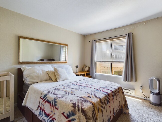 Building Photo - Luxury Monterey Condo with washer-dryer