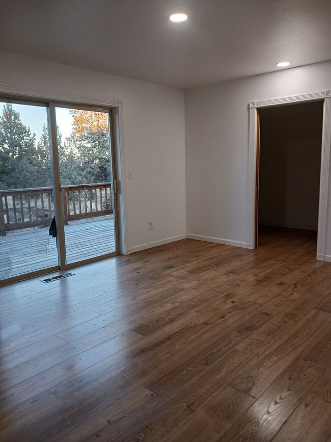 Building Photo - Beautiful Unique 4 Bedroom home with a loft & 3 full bathrooms! Move In Special $500 off first mo...