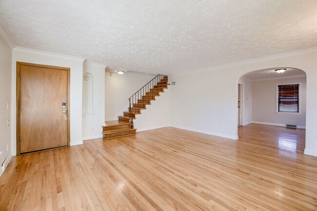 Building Photo - Charming 3 Bedroom Duplex In Prime Location!!