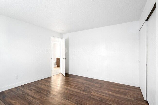 Building Photo - 330 Mt Everest Dr