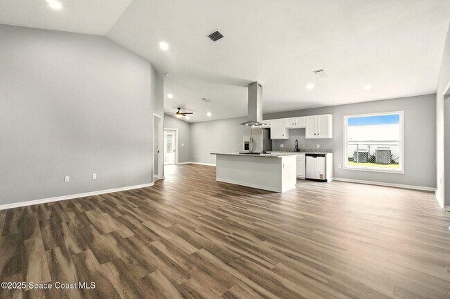 Building Photo - 460 Martigues Dr