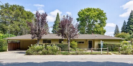 Building Photo - Lovely home near the Willows