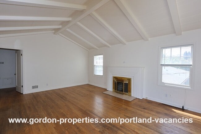 Building Photo - SE 57th Ave - 5 bedroom home with fireplac...