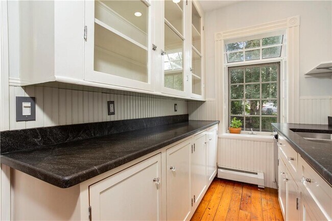 Building Photo - 37 Evergreen St