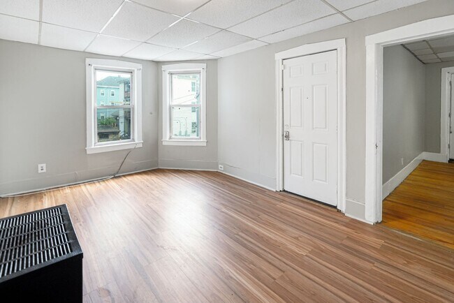 Building Photo - 15 1/2 Mendon Street