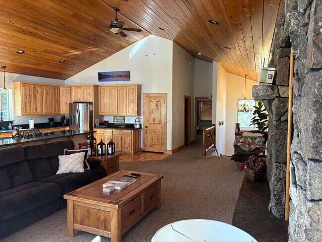 Building Photo - Large furnished mountain home