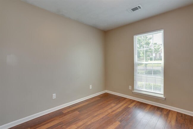 Building Photo - 2013 Darwood Dr