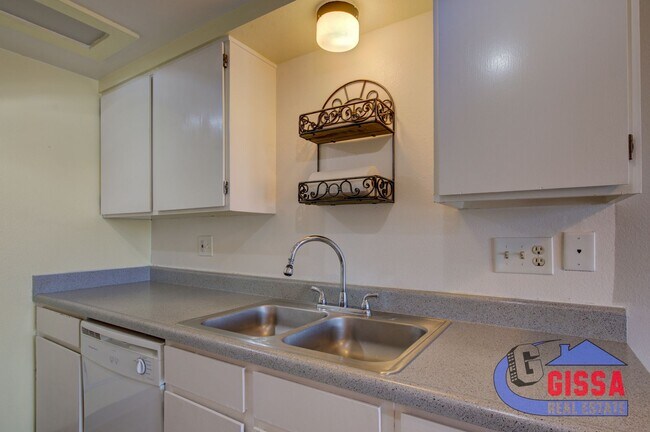 Building Photo - Cute townhome with 2 bedrooms - 1 1/2 bath...