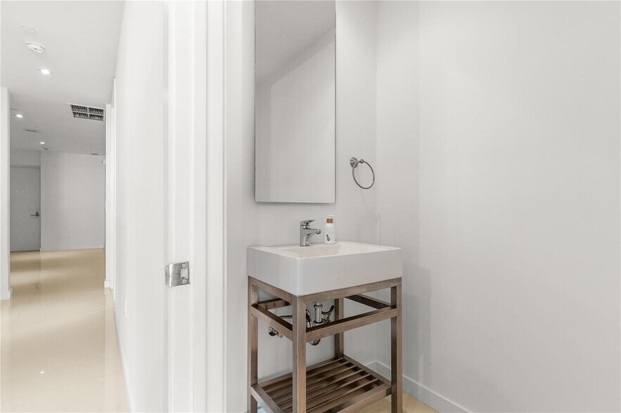 Building Photo - 1100 Biscayne Blvd