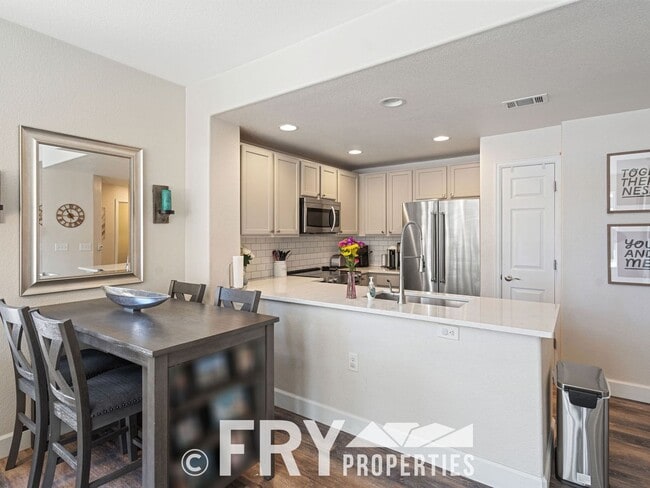 Building Photo - Beautiful Townhome in a Great Location