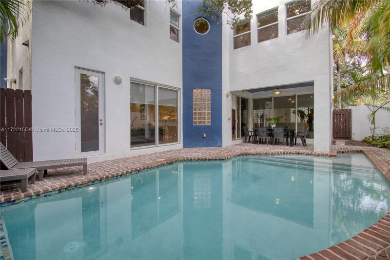 Primary Photo - 2200 Lincoln Ave