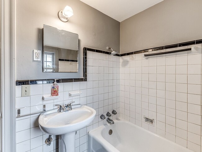 Building Photo - Charming 2bed/1.5 bath minutes from Plaza in Aurora Neighborhood - Appliances, Garage + Storm She...