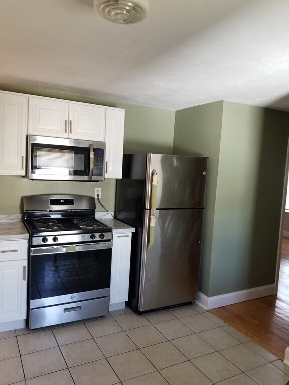 Building Photo - 593 Park St