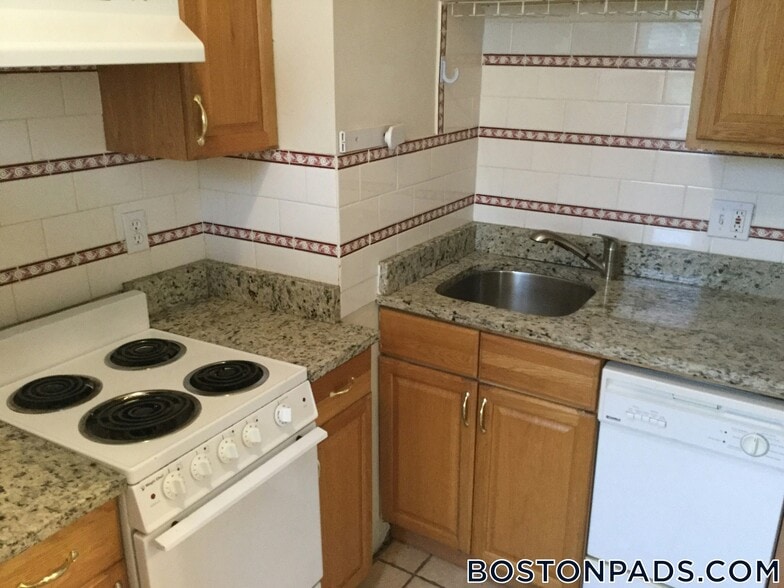 Building Photo - 208 Winthrop Rd