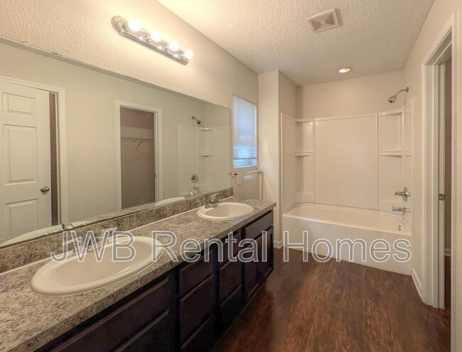 Building Photo - 925 Killarney Ave
