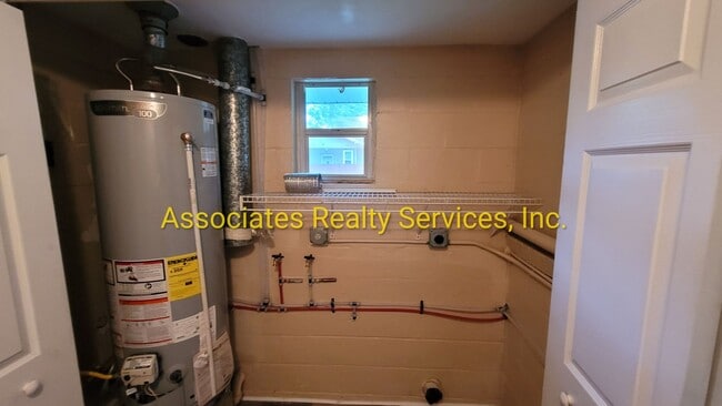 Building Photo - 4 BR, 2 BA  LOOK!!!!   ITS A STEAL!