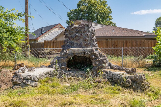 Building Photo - 1020 15th Ave S