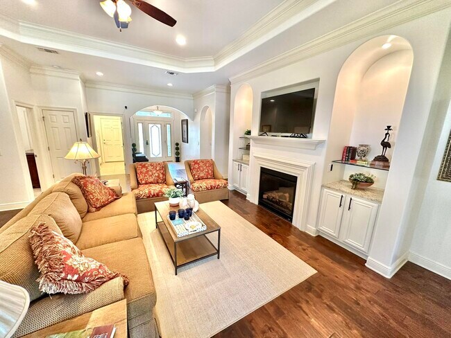 Building Photo - 206 E Pinehurst Dr