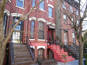 Building Photo - 257 York St