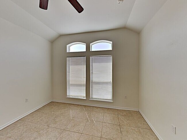 Building Photo - No Applications Fees* $500 off first month...