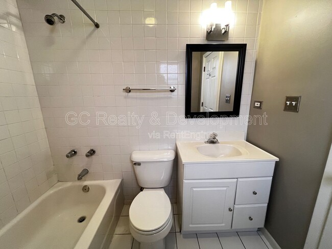 Building Photo - 819 N May St