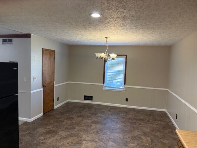 Building Photo - 185 Redwood Cir