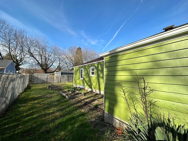 Building Photo - Classic Seattle South Park 2bed/1bath bung...