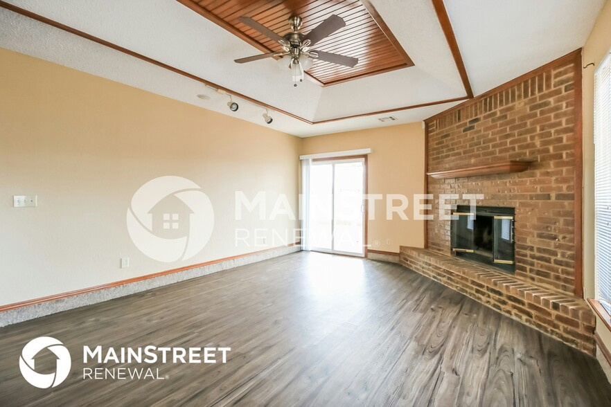 Building Photo - 2425 E Hills Dr