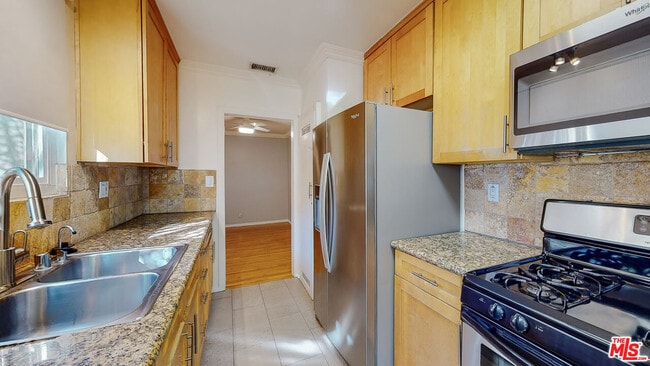 Building Photo - 432 S Doheny Dr