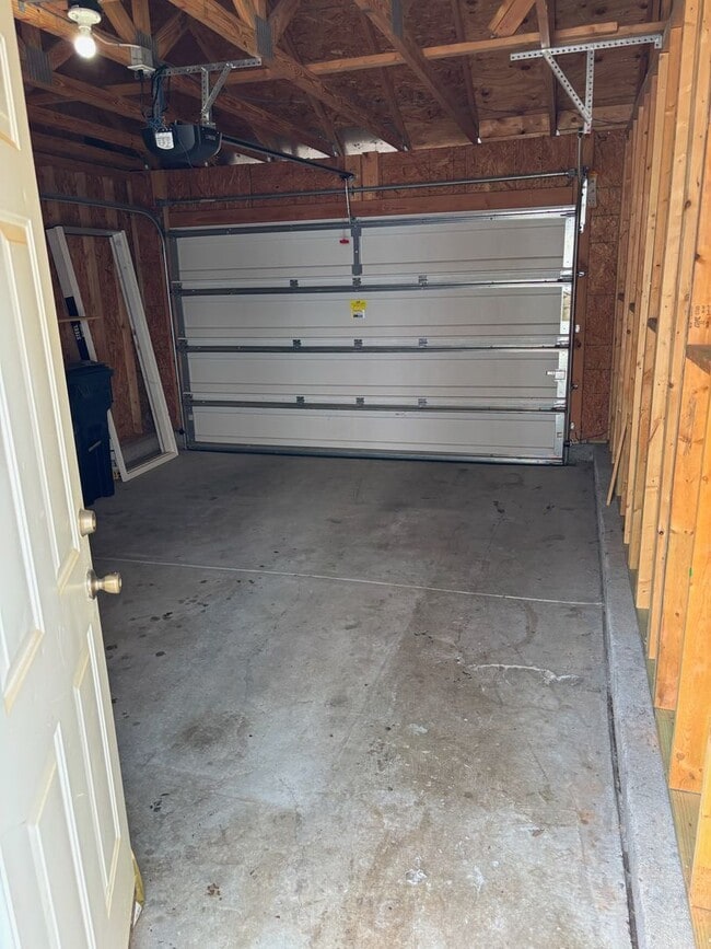 Building Photo - Renovated 3Bd, 2.5Ba End Unit Lake Norman Townhome with Fenced-in Yard and 1 Car Garage Coming Soon