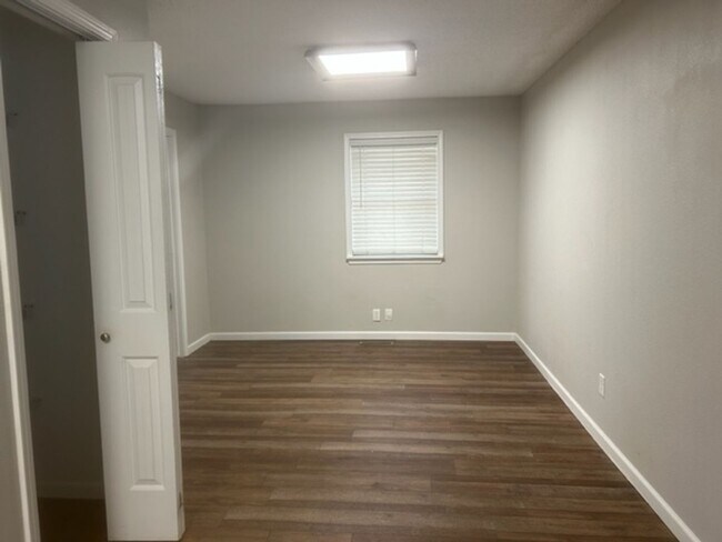 Building Photo - FOR LEASE! NEWLY REMODELED 3 BED/1.5 BATH HOME IN CARL JUNCTION-$1300 RENT-$1300 DEPOSIT