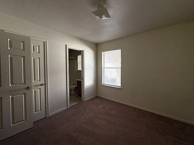 Building Photo - 1002 W Avenue B